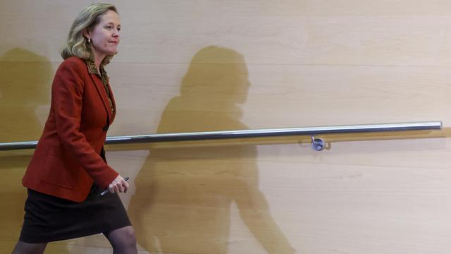 La vicepresidenta primera del Gobierno, Nadia Calviño, a su llegada a la rueda de prensa junto a la comisaria europea de Estabilidad Financiera, Servicios Financieros y Unión de los Mercados de Capitales, Mairead McGuinness, el jueves.