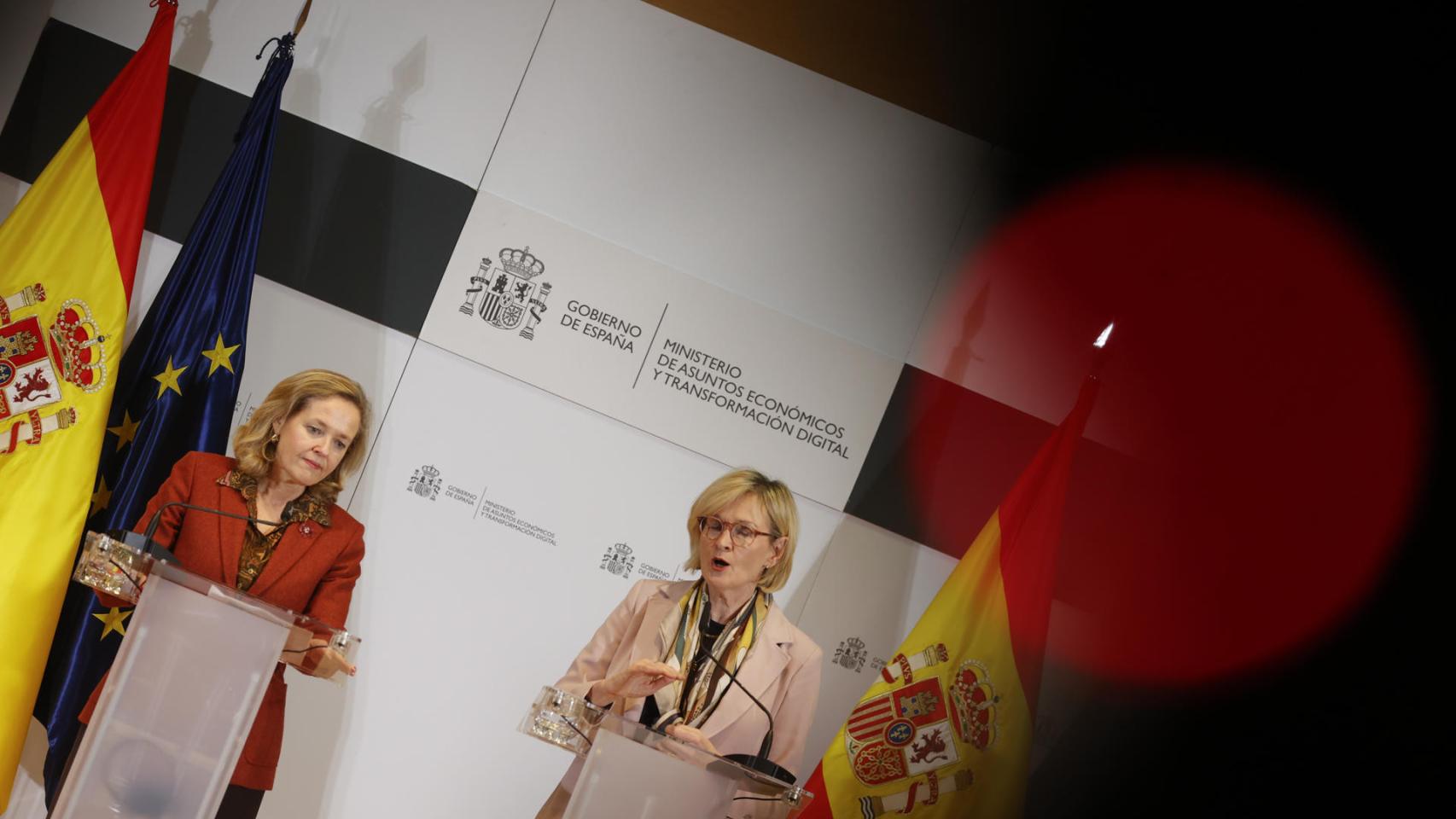 La vicepresidenta primera y ministra de Asuntos Económicos, Nadia Calviño, y la comisaria europea de Estabilidad Financiera, Servicios Financieros y Unión de los Mercados de Capitales, Mairead McGuinness, comparecen en rueda de prensa tras su reunión.