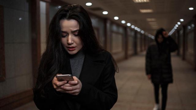 Una joven avisa asustada por mensaje que alguien la persigue por la calle de noche.