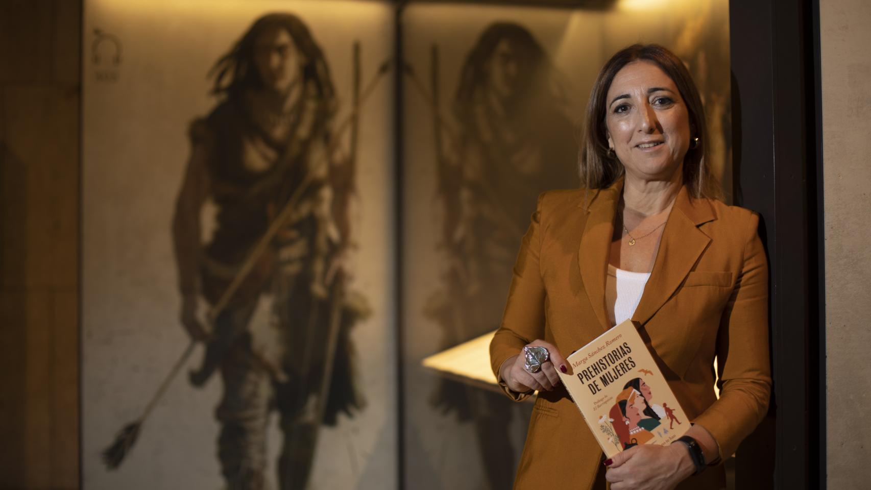 Marga Sánchez, catedrática de prehistoria, con su libro en las manos.