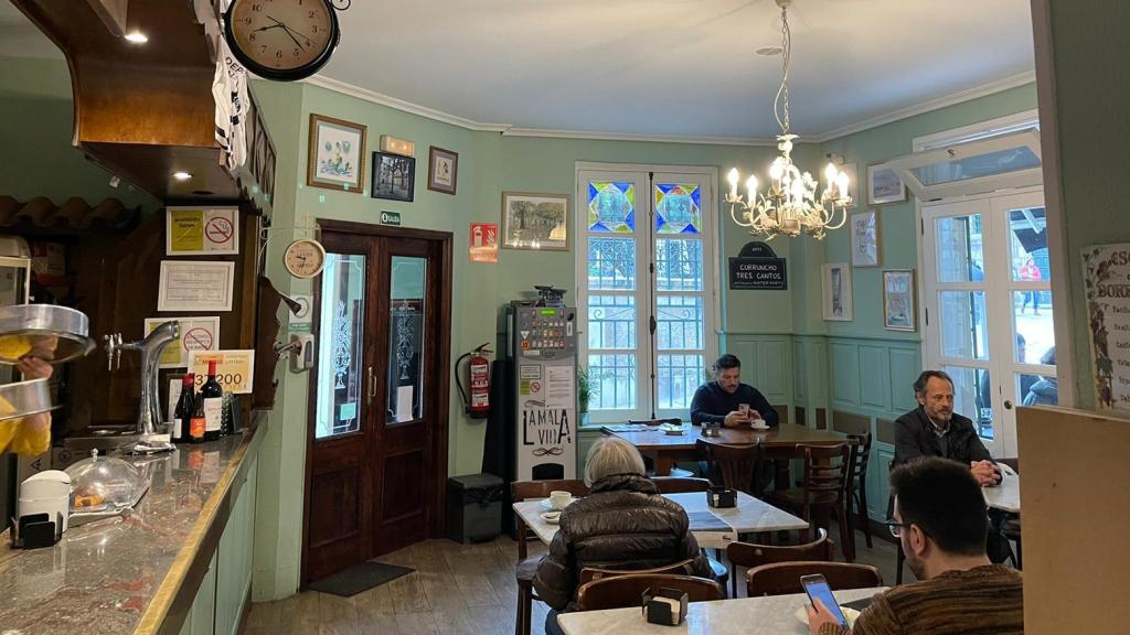 Interior del Bar Momos de A Coruña.