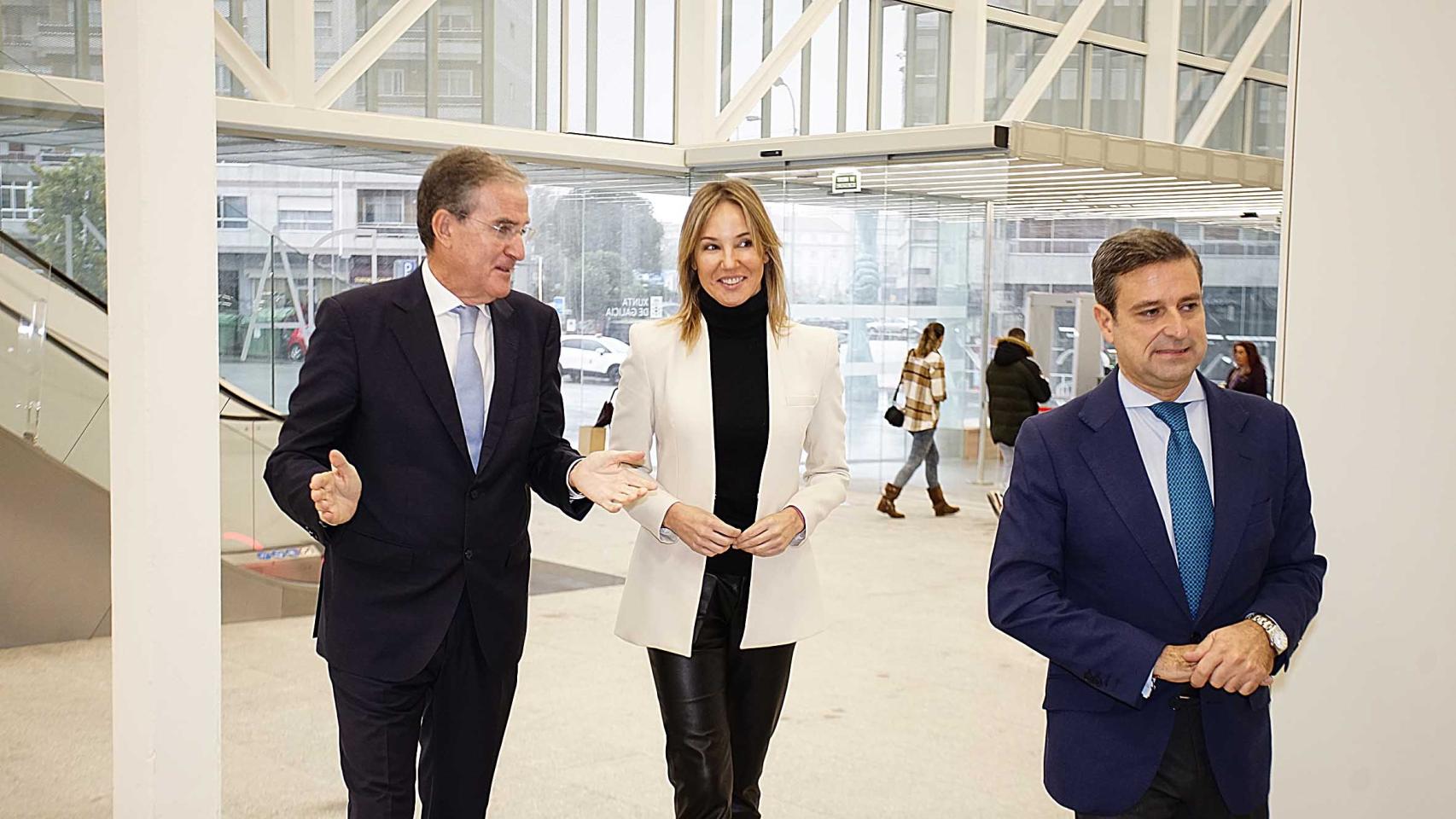 El presidente del TSXG junto a la delegada de la Xunta en Vigo y el juez decano de Vigo.