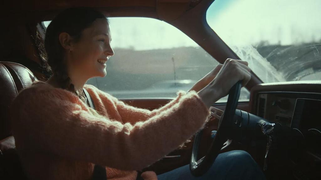 El inicio de 'Abrázame fuerte', donde la protagonista abandona a su marido y sus hijos.