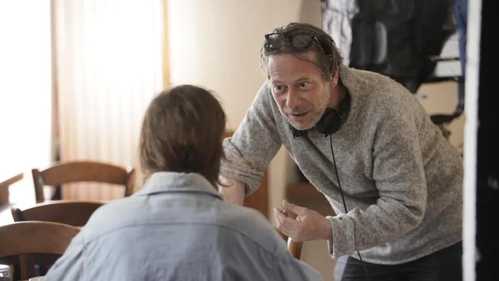 Mathieu Amalric y Vicky Krieps en el rodaje de 'Abrázame fuerte'.