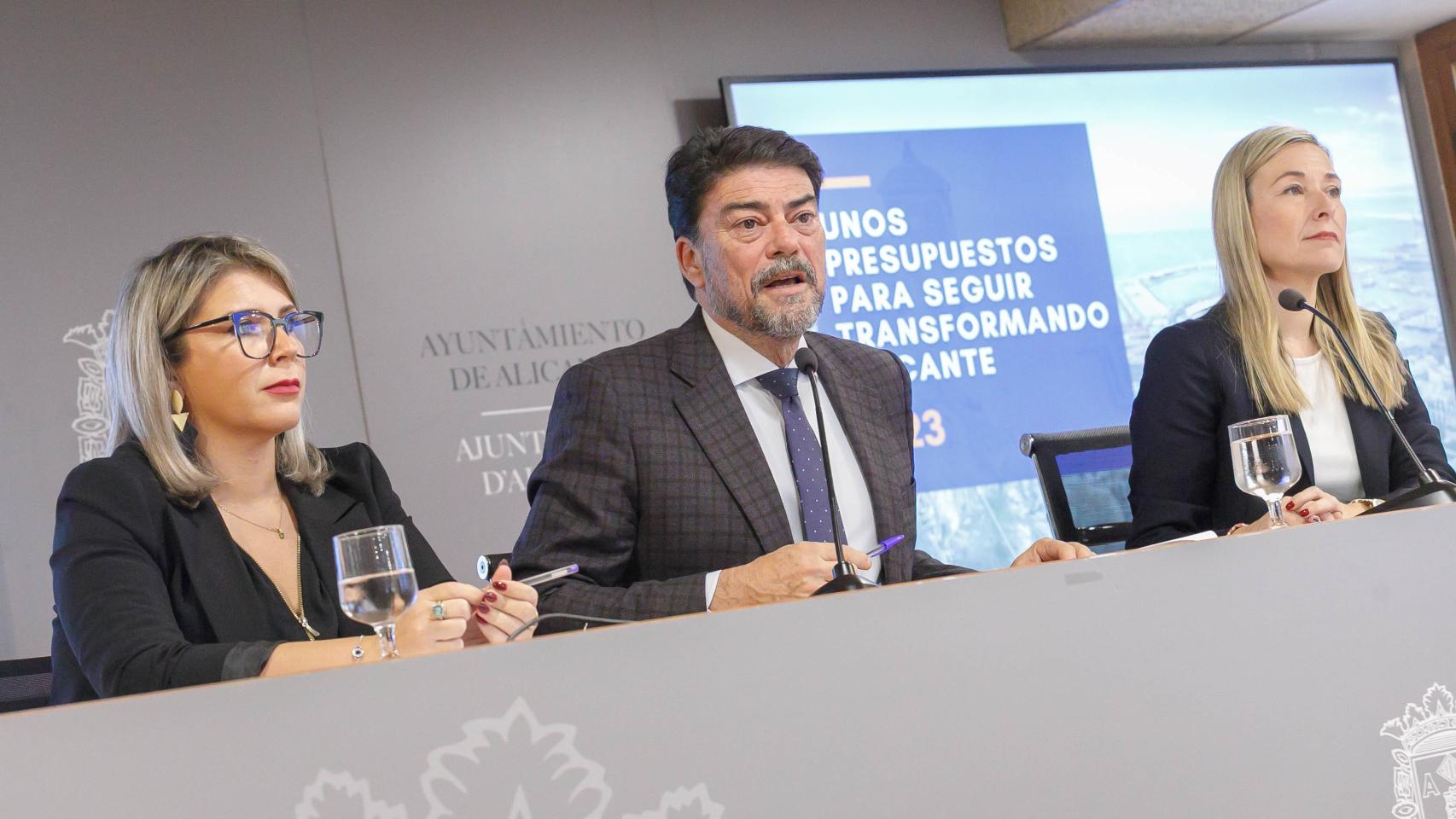Mari Carmen Sánchez, Luis Barcala y Lidia López, en la presentación de los presupuestos, este viernes.