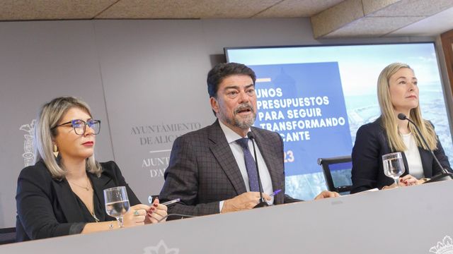 Mari Carmen Sánchez, Luis Barcala y Lidia López, en la presentación de los presupuestos, este viernes.