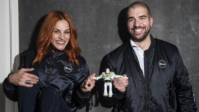 A la izquierda, la astronauta de la ESA Sara Garcia; a la derecha, el astronauta Pablo Álvarez; en el centro, Buzz Lightyear, superhéroe intergaláctico