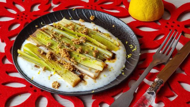 Puerros caramelizados con limón y yogur, un entrante liviano para la cena de Nochebuena