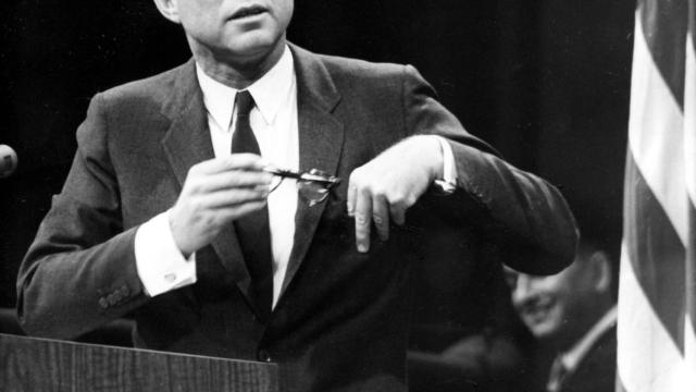 John F. Kennedy durante un acto político.