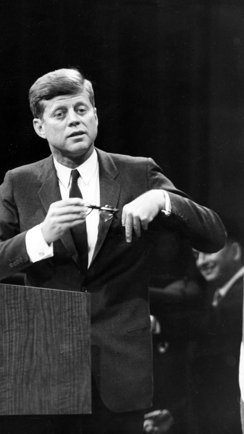 John F. Kennedy durante un evento político.