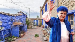 Lucía Bosé junto a su 'casa azul' en un montaje de JALEOS.