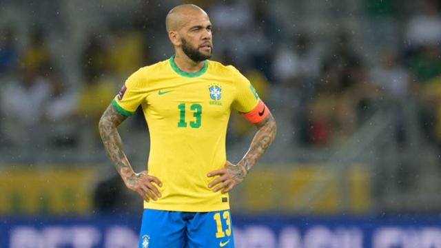 Dani Alves durante un partido de Brasil