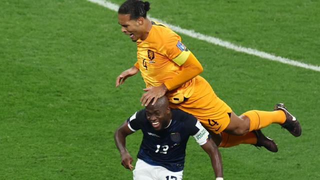 Virgil van Dijk y Enner Valencia pelean por un balón aéreo