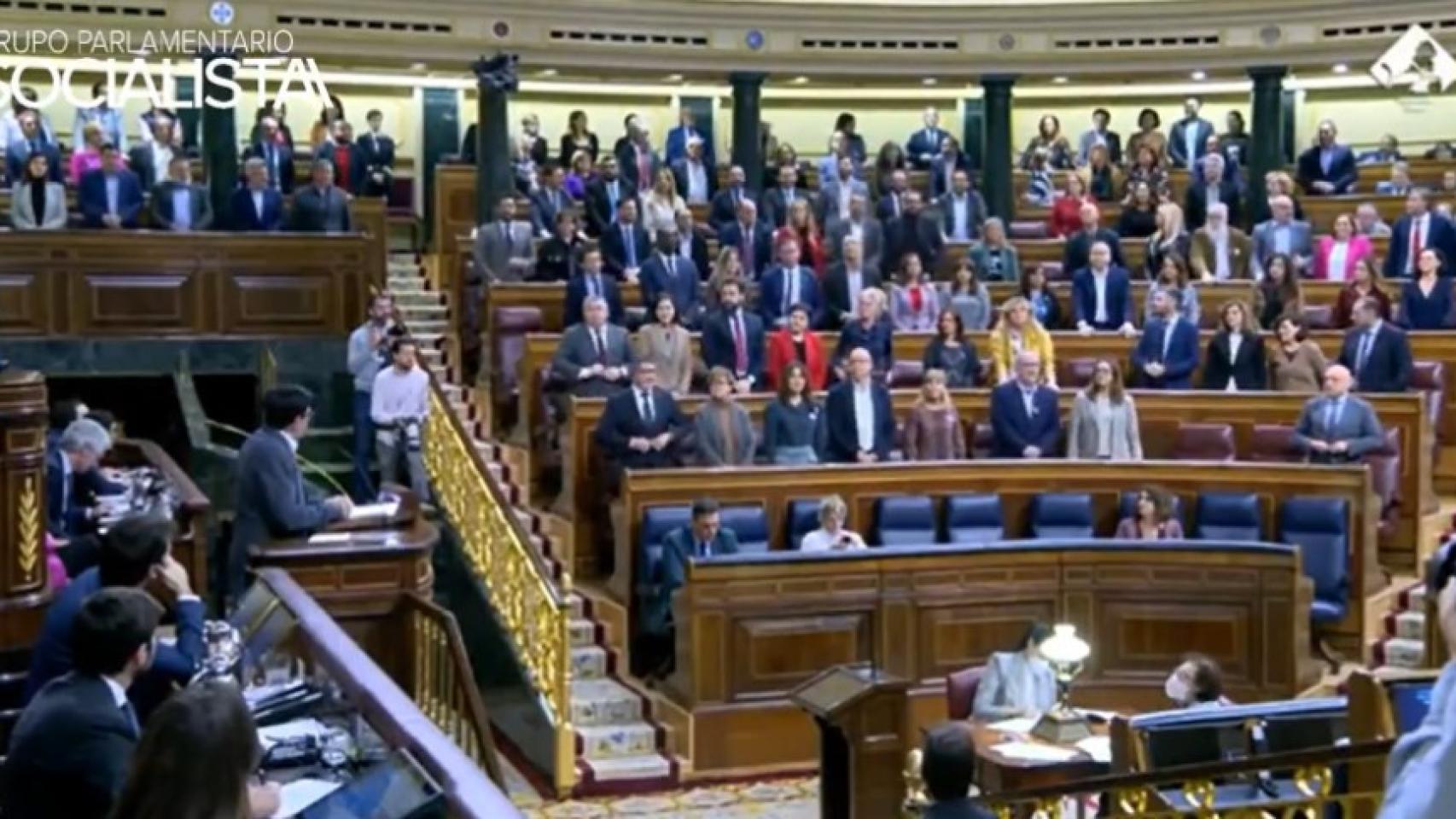 El PSOE respalda en bloque, de pie y al grito de “aquí estamos todos” la rebaja de la sedición