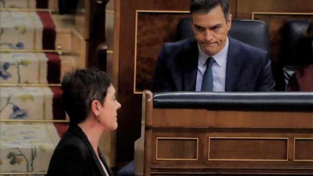 Pedro Sánchez, presidente del Gobierno, observa a la portavoz de EH Bildu, Mertxe Aizpurua.