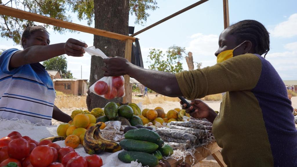 Imagen de un mercado de Zimbabue durante la pandemia de coronavirus.