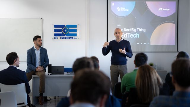 Álex Torrentí (i) y Jesús Ortega (d) presentan Open Bootcamp y JobRun.