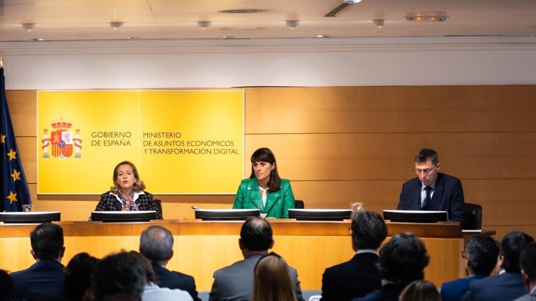 La vicepresidenta primera y ministra de Asuntos Económicos, Nadia Calviño (i), la secretaria de Estado de Telecomunicaciones e Infraestructuras Digitales, María González Veracruz (C), y el secretario generla de Telecomunicaciones, Arturo Azcorra (D).