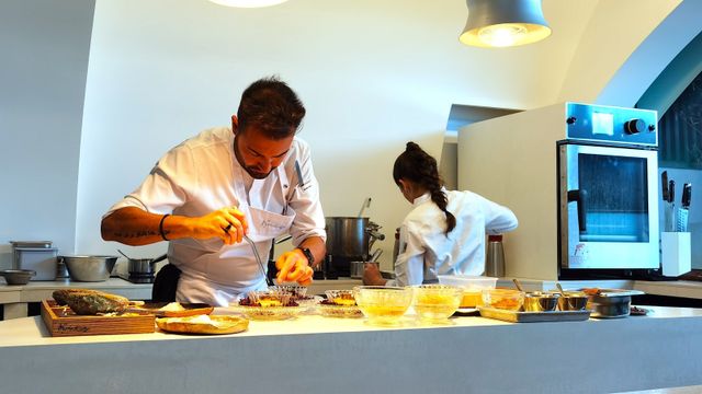 Pablo Montoro en el Cocoon Lab, el lugar en el que ultima los platos ante el comensal.
