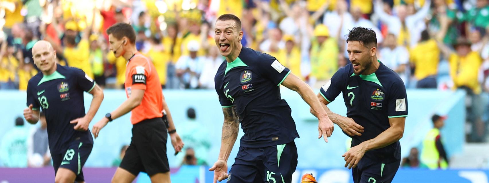 Mitchell Duke celebra su gol en el Túnez - Australia