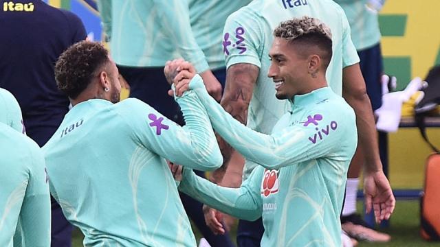 Neymar y Raphinha, durante un entrenaminto con Brasil