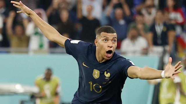 Kylian Mbappé celebra uno de sus goles contra Dinamarca.