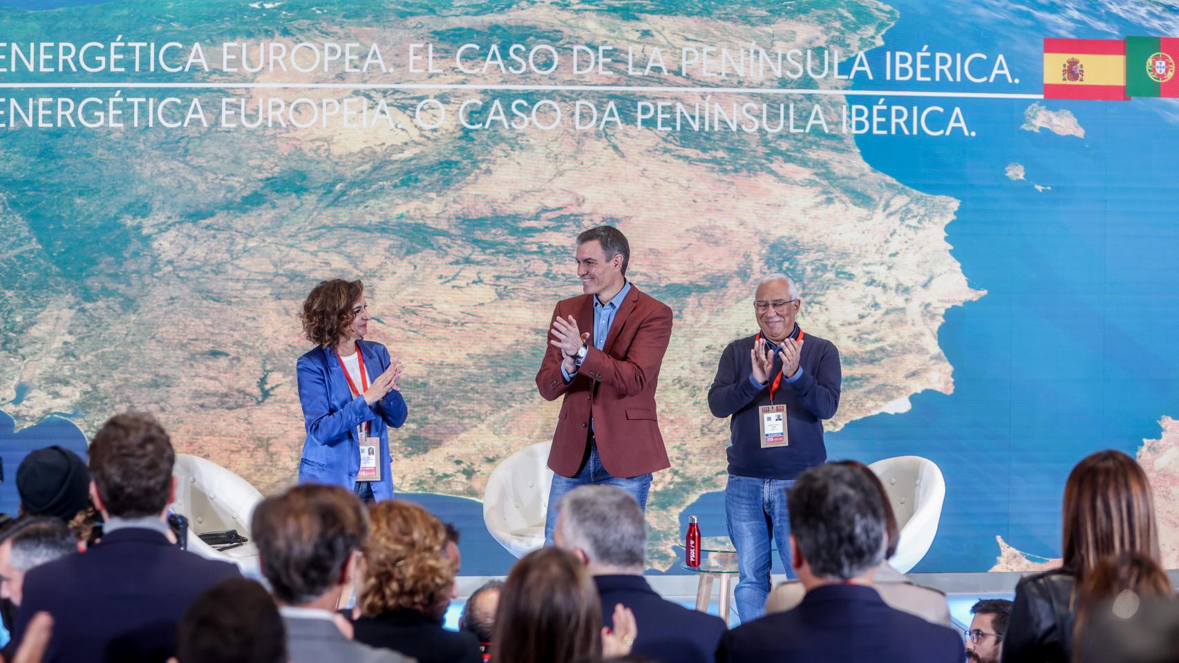 La ministra de Hacienda y Función Pública, María Jesús Montero; el presidente del Gobierno, Pedro Sánchez; y el primer ministro de Portugal, Antonio Costa.
