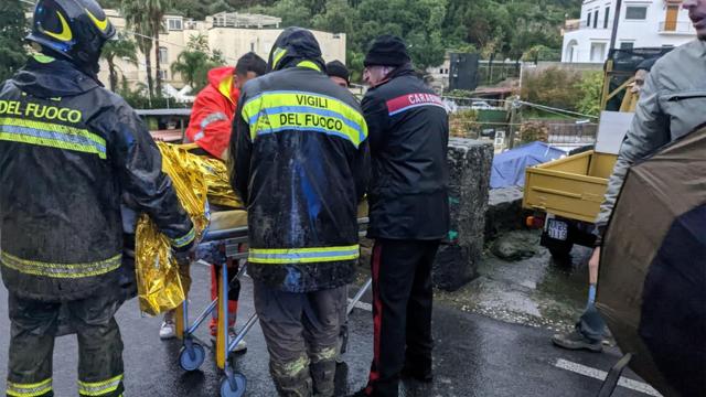 Un hombre herido por los corrimientos de tierras en Ischia es trasladado por los equipos de emergencia.
