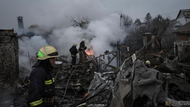 Los bomberos trabajan en Dnipro en el lugar donde se encuentran casas dañadas por un ataque de misiles rusos