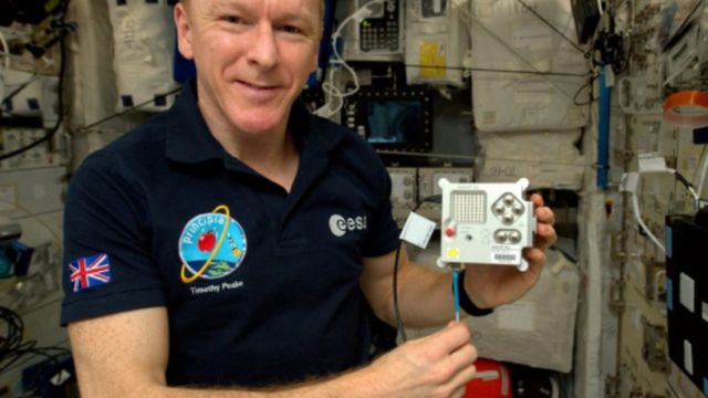 Astronauta con el Astro Pi Izzy en la Estación Espacial Internacional.