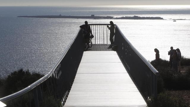 La isla de Tabarca, vista desde la lejanía de la costa.