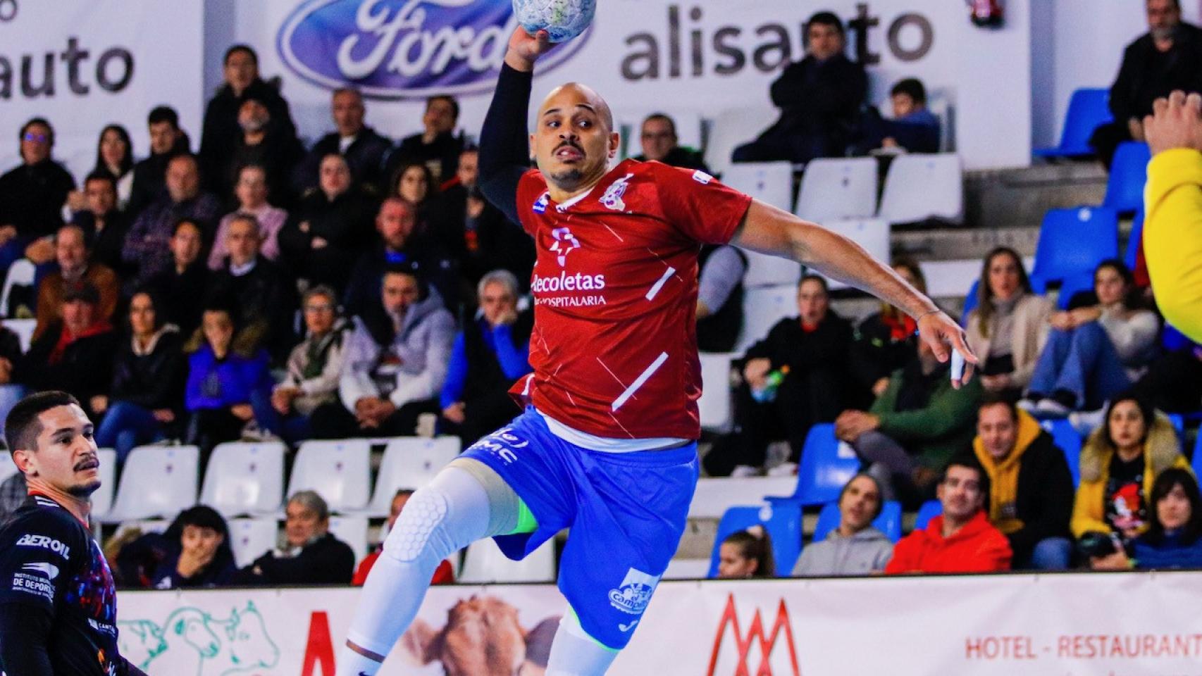 Freitas  se eleva por encima de la defensa rival
