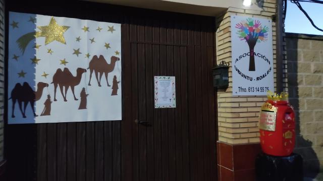 Decoración con motivos de Navidad de la puerta de la Asociación