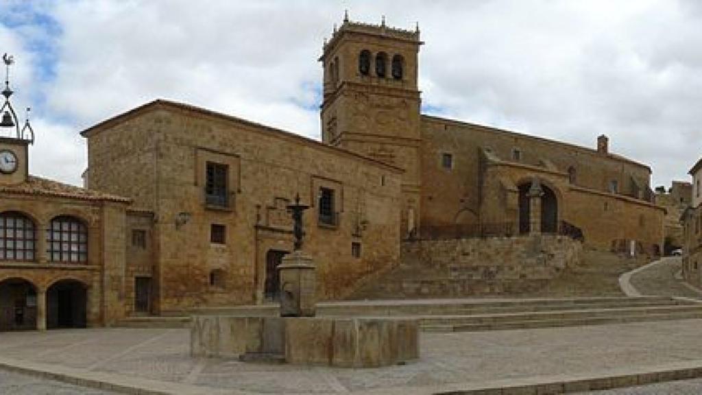 Plaza Mayor de Morón de Almazán.