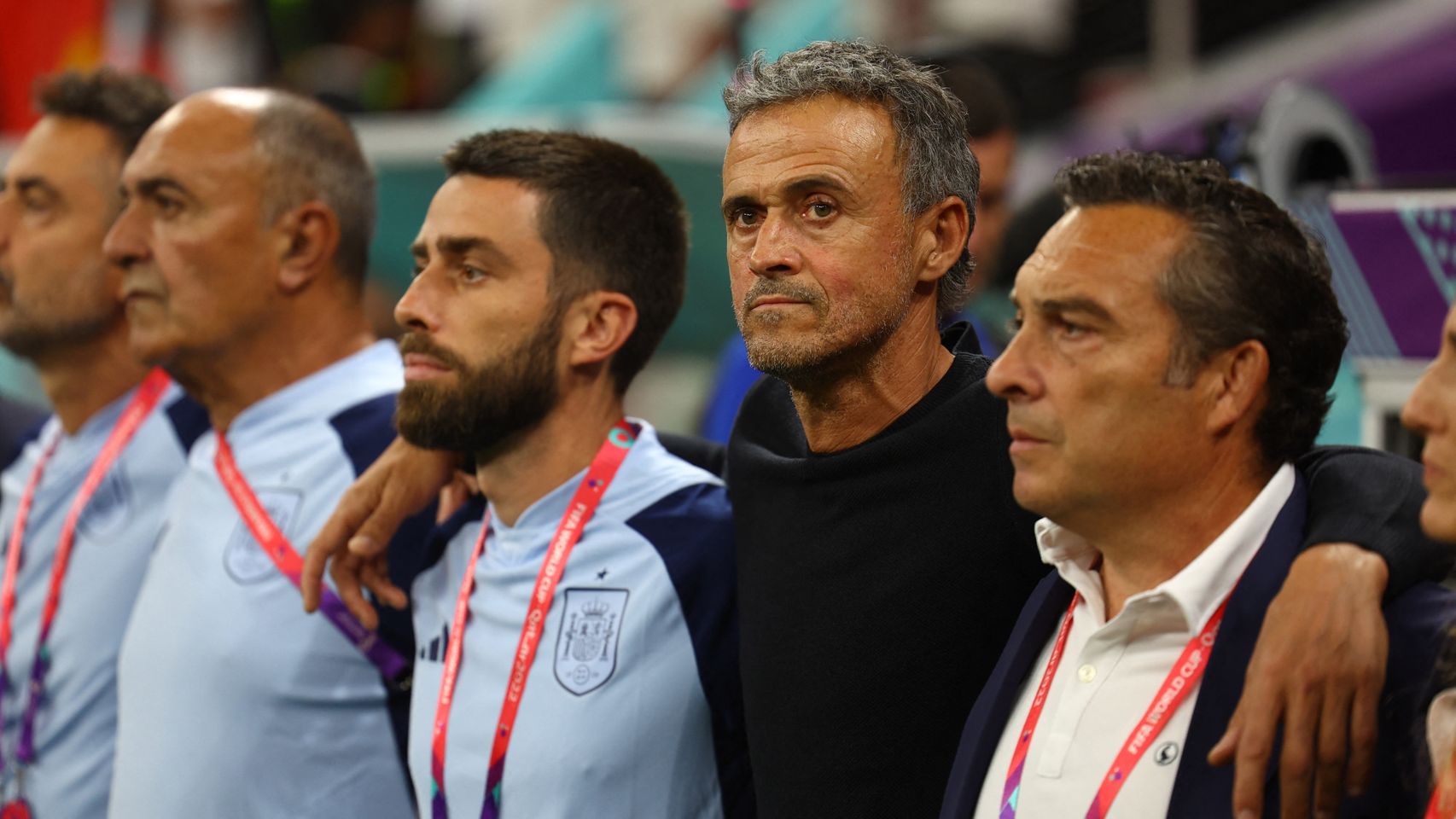 Luis Enrique y el resto del banquillo español escuchando el himno
