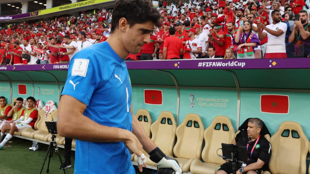 Yassine Bono, marchándose al banquillo tras ser anunciado como titular en la selección de Marruecos