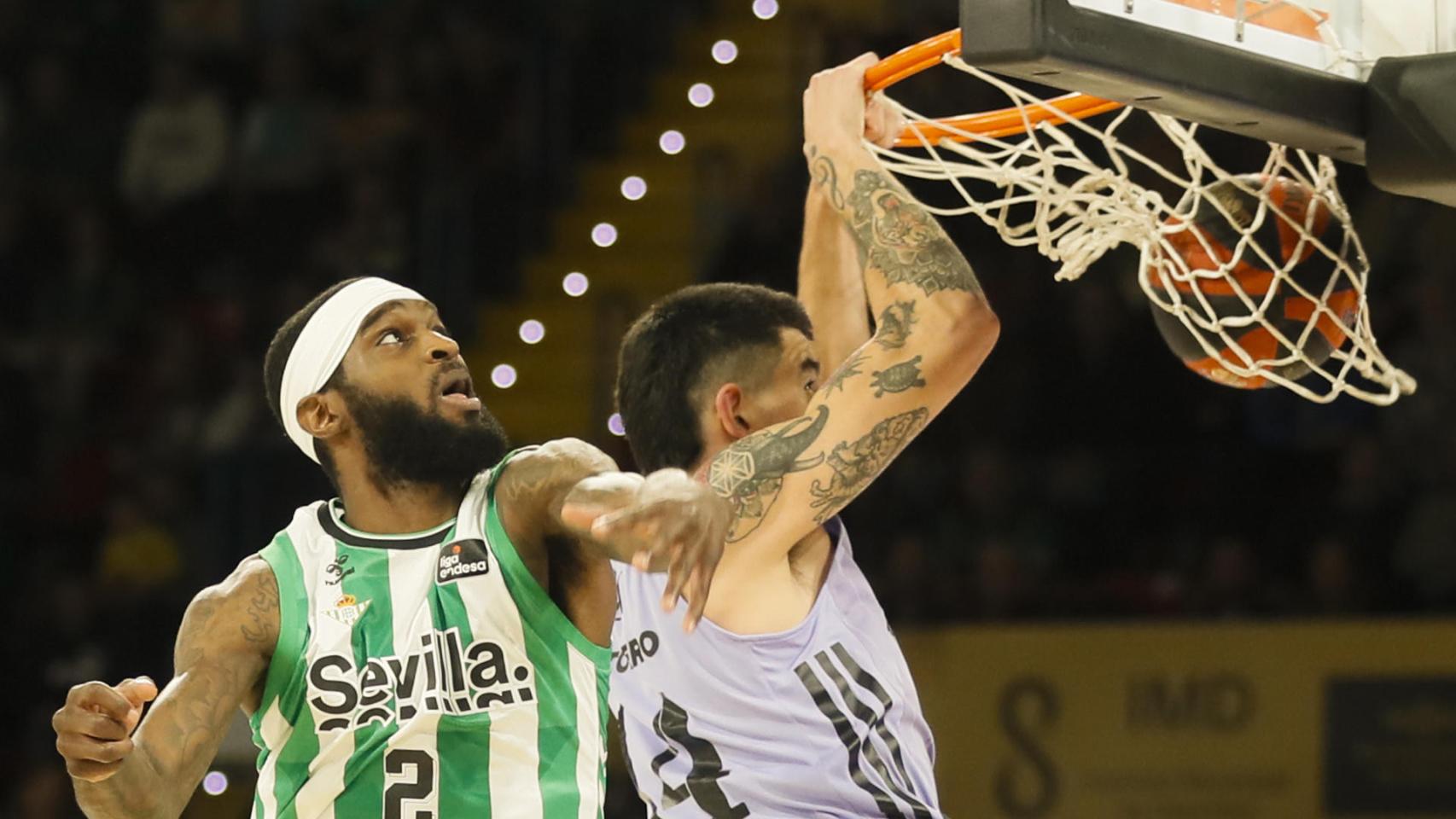 Mate de Gabriel Deck ante BJ Johnson, en el Betis - Real Madrid de Baloncesto de la ACB 2022/2023