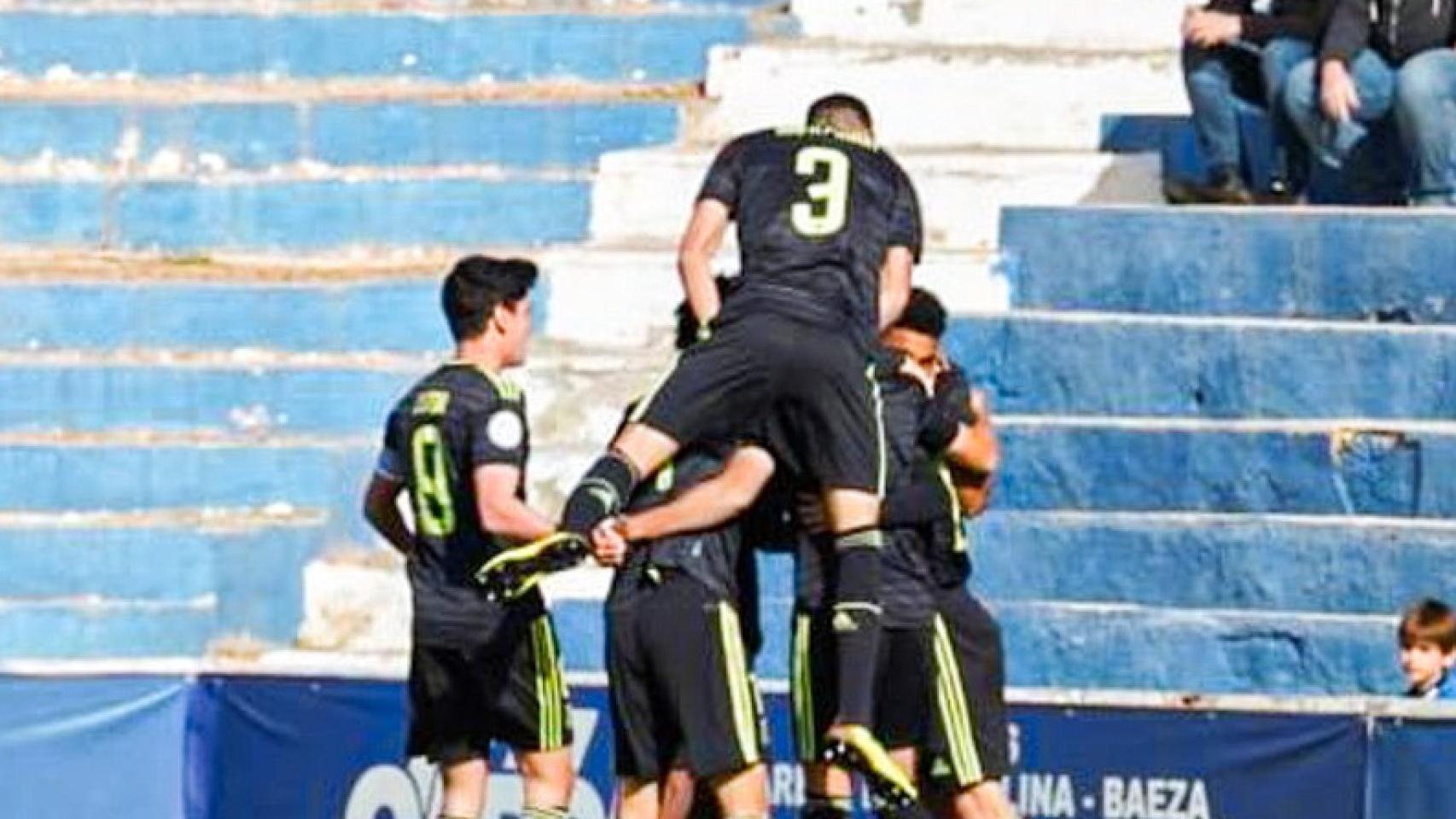 Los jugadores del Castilla celebran uno de los goles.