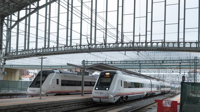 Trenes de cercanías parados en las vías de la estación de trenes.