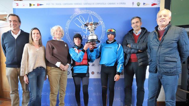 Bruno Iglesias y Aitana Pérez izando el Trofeo Aurelio Fernández Lage.