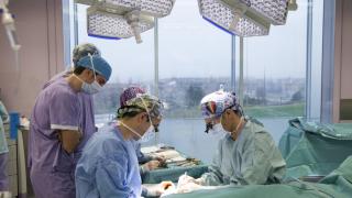 Iván Mañero operando en quirófano