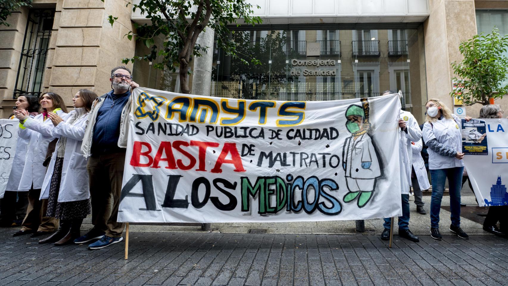 Los médicos de Atención Primaria se concentran frente a la Consejería de Sanidad en el tercer día de huelga indefinida