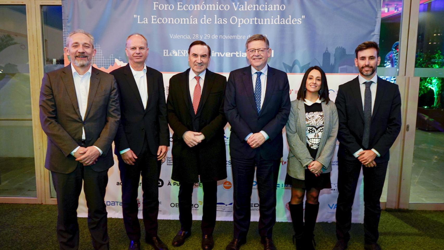 De izda. a dcha. Alfonso Sancha, vicepresidente ejecutivo de compras de Seat; Thomas Dahlem, director del proyecto de la gigafactoría de Sagunto; Pedro J. Ramírez, presidente ejecutivo y director de EL ESPAÑOL; Rebeca Torró, consellera de política territorial, obras públicas y movilidad de la Generalitat Valenciana y Daniel Valero, delegado de EL ESPAÑOL en Valencia.