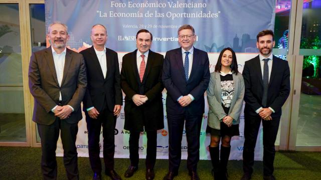 De izda. a dcha. Alfonso Sancha, vicepresidente ejecutivo de compras de Seat; Thomas Dahlem, director del proyecto de la gigafactoría de Sagunto; Pedro J. Ramírez, presidente ejecutivo y director de EL ESPAÑOL; Rebeca Torró, consellera de política territorial, obras públicas y movilidad de la Generalitat Valenciana y Daniel Valero, delegado de EL ESPAÑOL en Valencia.