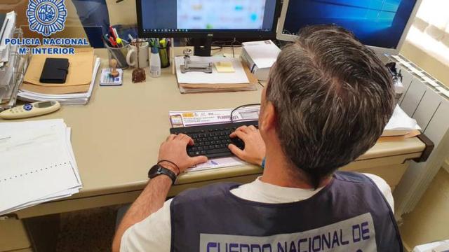 Un agente de la Policía Nacional en una operación contra la pornografía infantil.