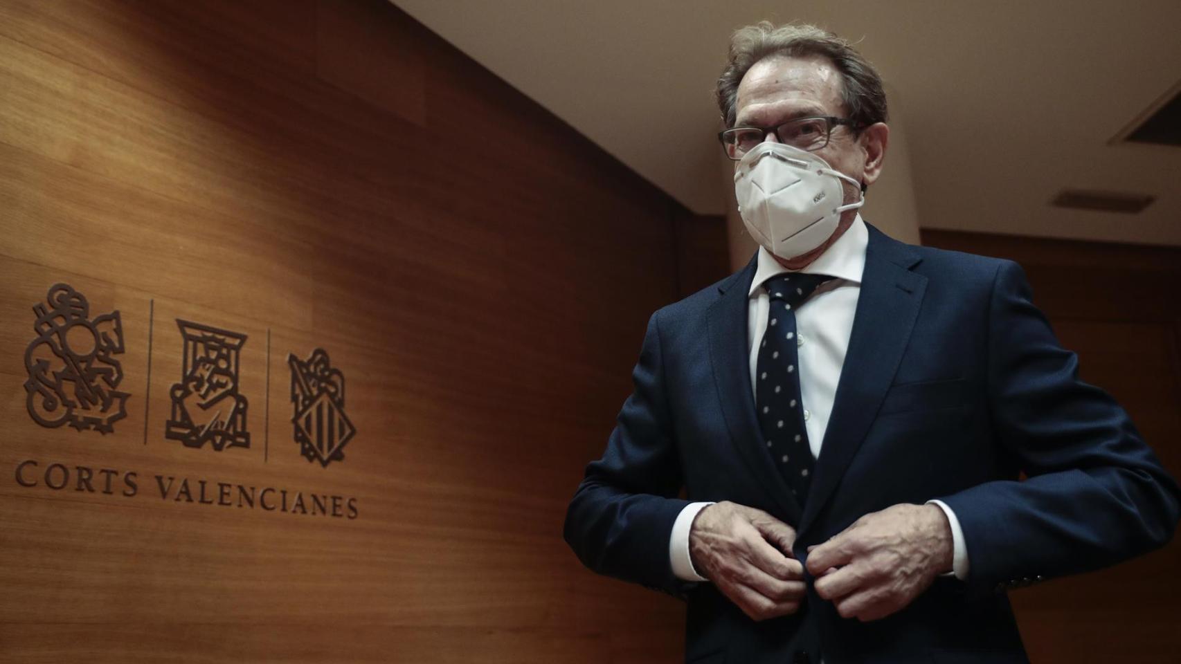 El conseller de Sanidad, el médico Miguel Mínguez, en una comparecencia en las Cortes.