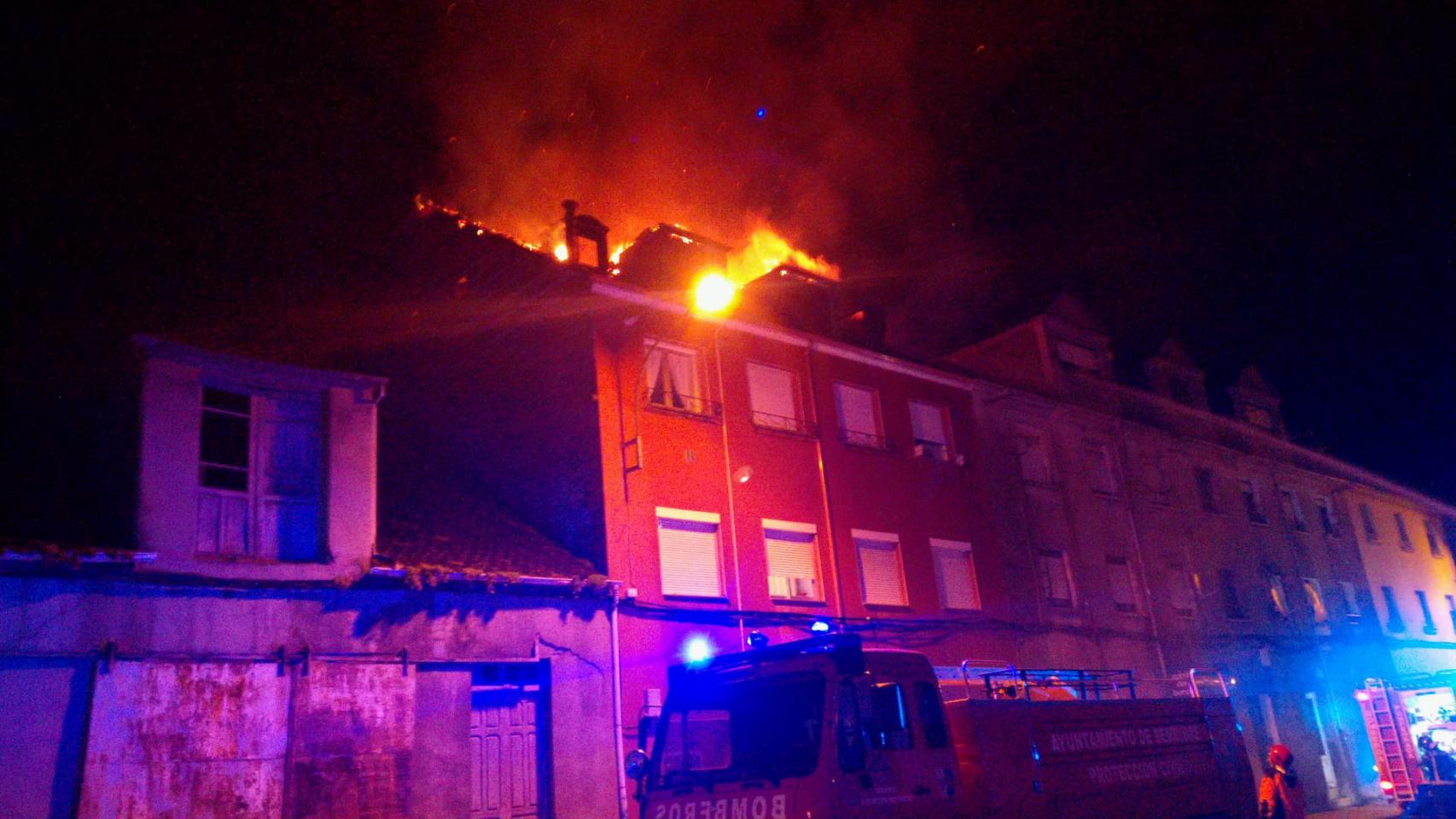 Imagen del incendio en Bembibre.