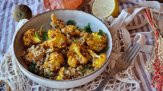 Ensalada marroquí de coliflor y cuscús, un primer plato especiado muy saludable