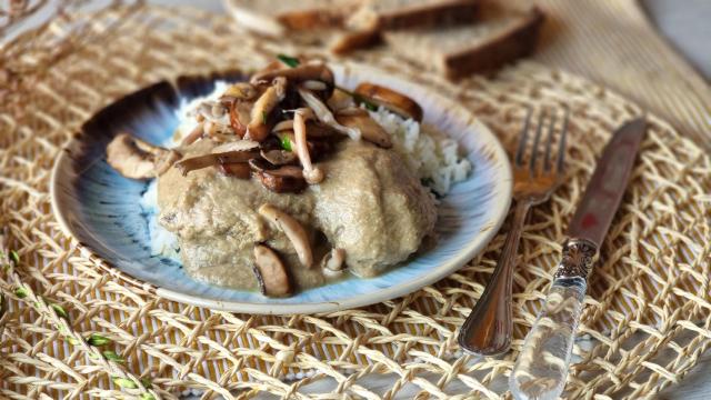 Carrilleras de cerdo con salsa de setas, una opción de plato principal para Nochebuena