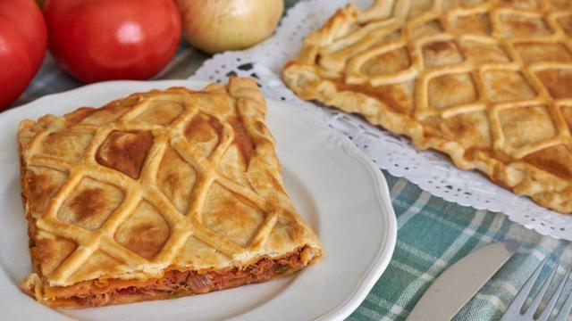 Receta de empanada de langostinos y cebolla confitada.